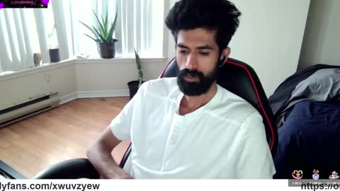 Snapshot of xwuvzyew chatting on 01/11/25, 08:10 x online show from 01/11/25, 08:10