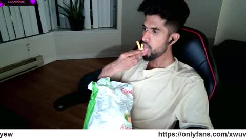 Snapshot of xwuvzyew chatting on 01/19/25, 01:53 x online show from 01/19/25, 01:53