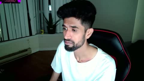 Snapshot of xwuvzyew chatting on 01/22/25, 08:07 x online show from 01/22/25, 08:07