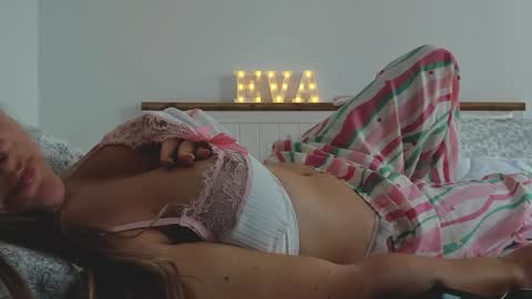 Snapshot of xxevadreamxx chatting on 11/06/25, 06:36 Eva online show from 11/06/25, 06:36