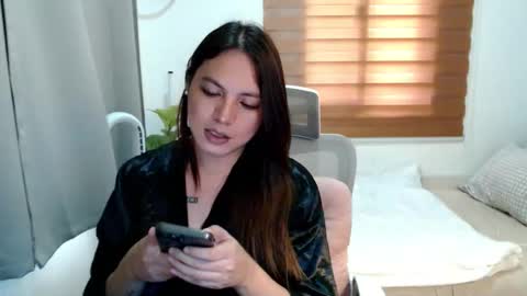 Snapshot of xxjulielovesyouxx chatting on 11/17/25, 06:08 July online show from 11/17/25, 06:08