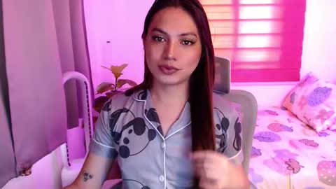 Snapshot of xxjulielovesyouxx chatting on 12/15/25, 07:23 July online show from 12/15/25, 07:23