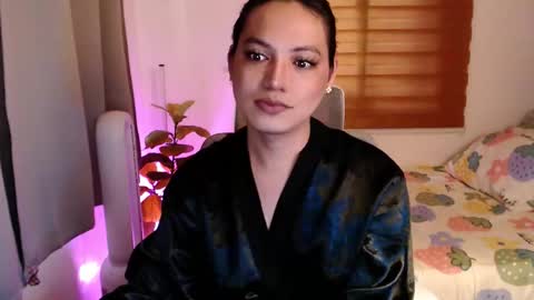 Snapshot of xxjulielovesyouxx chatting on 12/17/25, 07:58 July online show from 12/17/25, 07:58