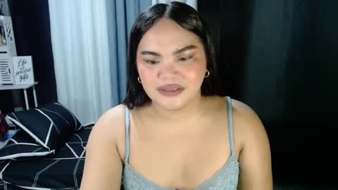 Snapshot of xxkylie_smithxx chatting on 11/17/25, 12:44 Kylie Smith online show from 11/17/25, 12:44