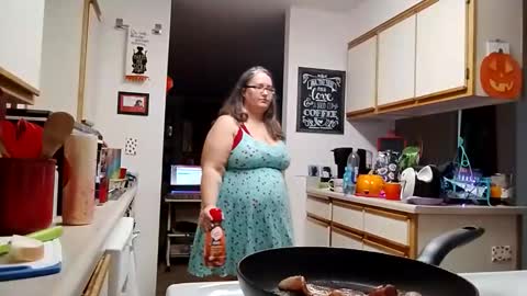 Snapshot of xxstrawberryjanexx chatting on 11/06/25, 08:32 Strawberry Jane online show from 11/06/25, 08:32