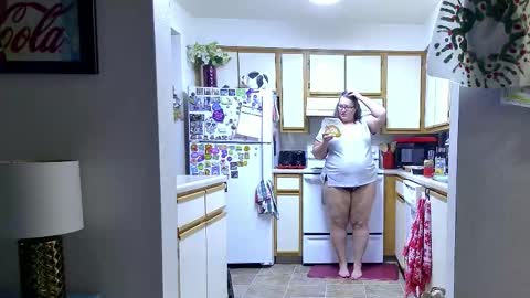 Snapshot of xxstrawberryjanexx chatting on 12/16/25, 05:23 Strawberry Jane online show from 12/16/25, 05:23