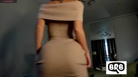 Snapshot of xxx_leila chatting on 10/21/25, 10:05 xxx_leila online show from 10/21/25, 10:05