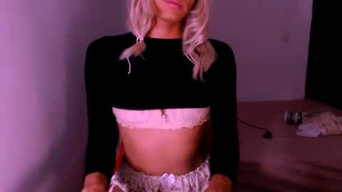 Snapshot of xxxanonymousloverxxx chatting on 11/15/25, 06:11 Chiara online show from 11/15/25, 06:11