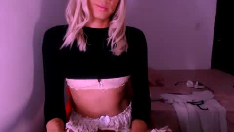 Snapshot of xxxanonymousloverxxx chatting on 11/17/25, 01:44 Chiara online show from 11/17/25, 01:44