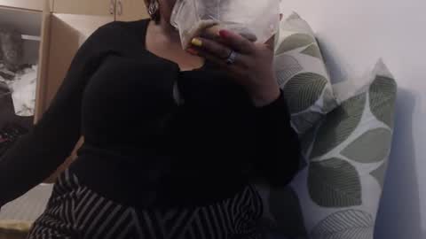 Snapshot of xxxbustybabe27x chatting on 02/17/25, 12:59 Ayanda online show from 02/17/25, 12:59