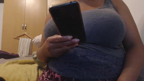 Snapshot of xxxbustybabe27x chatting on 03/01/25, 05:27 Ayanda online show from 03/01/25, 05:27