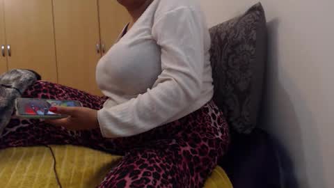 Snapshot of xxxbustybabe27x chatting on 10/15/25, 08:53 Ayanda online show from 10/15/25, 08:53