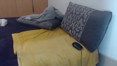 Snapshot of xxxbustybabe27x chatting on 10/21/25, 06:19 Ayanda online show from 10/21/25, 06:19