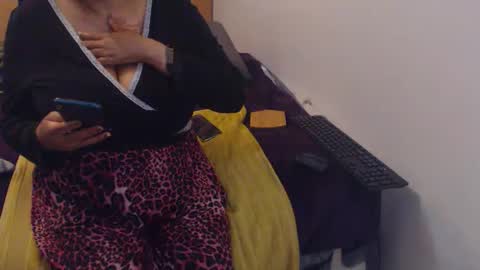 Snapshot of xxxbustybabe27x chatting on 10/31/25, 02:29 Ayanda online show from 10/31/25, 02:29