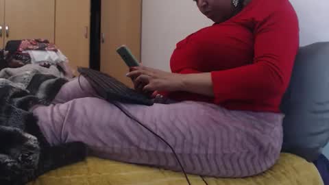 Snapshot of xxxbustybabe27x chatting on 11/15/25, 06:37 Ayanda online show from 11/15/25, 06:37