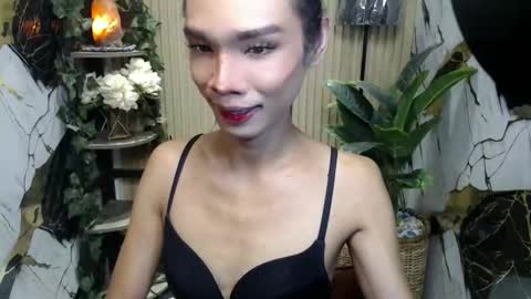 Snapshot of xxxfuckgirlyumsxxx chatting on 12/21/25, 05:25 Your Princess Yums online show from 12/21/25, 05:25