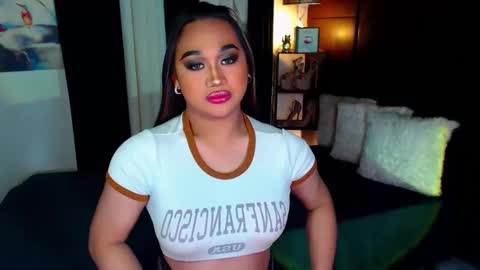 Snapshot of xxxgiganticoliviacummerxxx chatting on 12/20/24, 02:38 OLIVIA online show from 12/20/24, 02:38