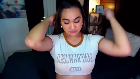 Snapshot of xxxgiganticoliviacummerxxx chatting on 12/23/24, 02:24 OLIVIA online show from 12/23/24, 02:24