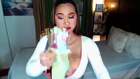 Snapshot of xxxgiganticoliviacummerxxx chatting on 01/14/25, 06:17 OLIVIA online show from 01/14/25, 06:17