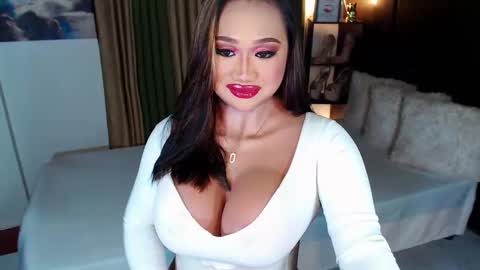 Snapshot of xxxgiganticoliviacummerxxx chatting on 02/11/25, 03:18 OLIVIA online show from 02/11/25, 03:18
