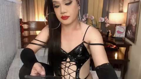 Snapshot of xxxmiss_cathyxxx chatting on 06/11/26, 02:15 QUEENCY online show from 06/11/26, 02:15