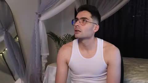 Snapshot of xxxvandersexxx chatting on 02/05/26, 01:05 July and Fer online show from 02/05/26, 01:05