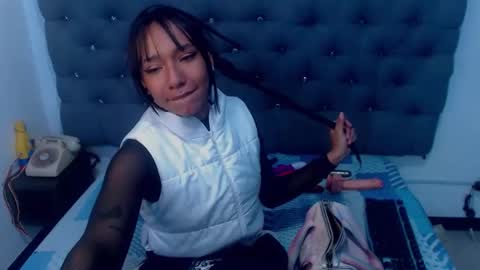 Snapshot of xxxxreinasexyassxxxx chatting on 12/01/25, 01:27 QUEEN online show from 12/01/25, 01:27