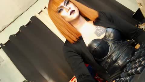 Snapshot of xyournightmarequeenx chatting on 01/05/26, 05:27 QueenMarina online show from 01/05/26, 05:27