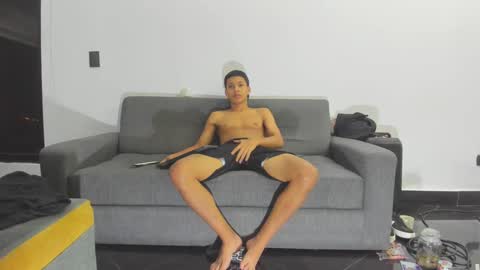 Snapshot of y0ung_master_ chatting on 03/12/25, 05:57 Sr. Y0ung Master online show from 03/12/25, 05:57