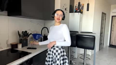 Snapshot of yaekomcmorran chatting on 10/31/25, 12:50 Emily online show from 10/31/25, 12:50