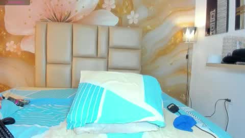 Snapshot of yamirawalker chatting on 12/18/25, 09:10 Naomi online show from 12/18/25, 09:10