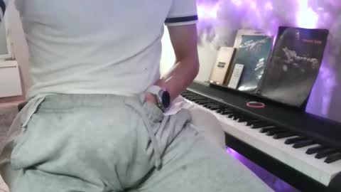 yannsolo8106 online show from 10/28/25, 07:01