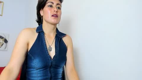 Snapshot of yasmin_goldenst chatting on 10/07/25, 08:17 Yasemin online show from 10/07/25, 08:17