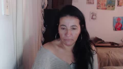 Snapshot of yasmin_love85 chatting on 11/19/25, 05:02 yasmin_love85 online show from 11/19/25, 05:02