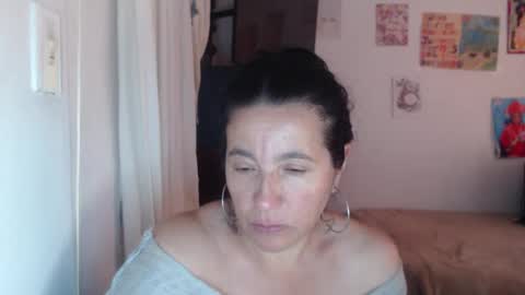 Snapshot of yasmin_love85 chatting on 12/16/25, 02:33 yasmin_love85 online show from 12/16/25, 02:33