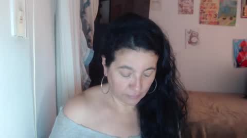 Snapshot of yasmin_love85 chatting on 12/19/25, 03:19 yasmin_love85 online show from 12/19/25, 03:19