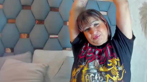 Snapshot of yayi_derek chatting on 10/21/25, 11:33 yayi derek online show from 10/21/25, 11:33