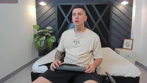 Snapshot of yeiko_romero_ chatting on 02/16/25, 01:27 YEIKO ROMERO online show from 02/16/25, 01:27