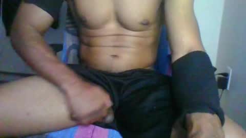 Snapshot of yellaboy31 chatting on 10/22/25, 12:33 yellaboy31 online show from 10/22/25, 12:33