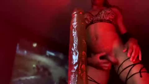 Snapshot of yelladaniella chatting on 09/27/25, 01:05 Ella Ts online show from 09/27/25, 01:05