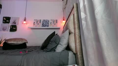 yellow_lily online show from 12/16/25, 03:50