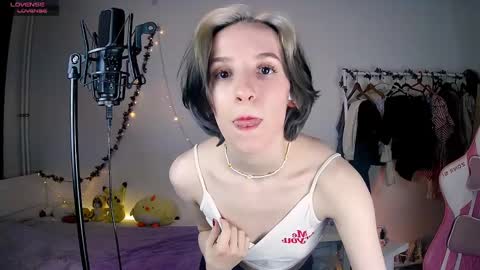 Snapshot of yellow_songbird chatting on 03/05/25, 04:24 Liya online show from 03/05/25, 04:24