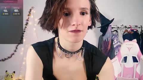 Snapshot of yellow_songbird chatting on 10/10/25, 03:33 Liya online show from 10/10/25, 03:33