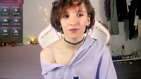 Snapshot of yellow_songbird chatting on 11/28/25, 05:59 Liya online show from 11/28/25, 05:59