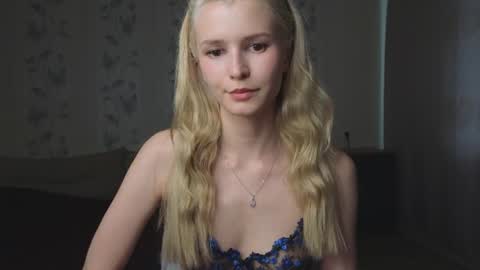 Snapshot of yennaone chatting on 07/14/26, 01:17 Yenna online show from 07/14/26, 01:17