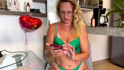 Snapshot of yes_mommy_zlata chatting on 03/01/25, 10:42 Zlata online show from 03/01/25, 10:42