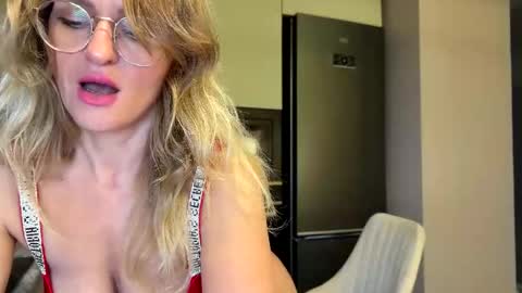 Snapshot of yes_mommy_zlata chatting on 09/25/25, 06:33 Zlata online show from 09/25/25, 06:33