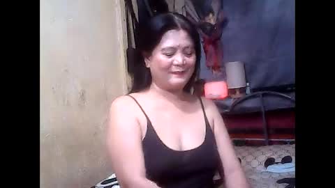 Snapshot of yesimpretty chatting on 03/12/26, 04:02 hi im bea online show from 03/12/26, 04:02