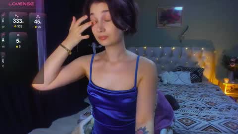 Snapshot of yesofie chatting on 11/21/25, 08:13 Sofie online show from 11/21/25, 08:13