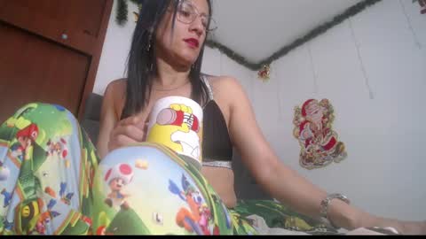 Snapshot of yinn_silver chatting on 12/22/25, 08:55 Yiny online show from 12/22/25, 08:55